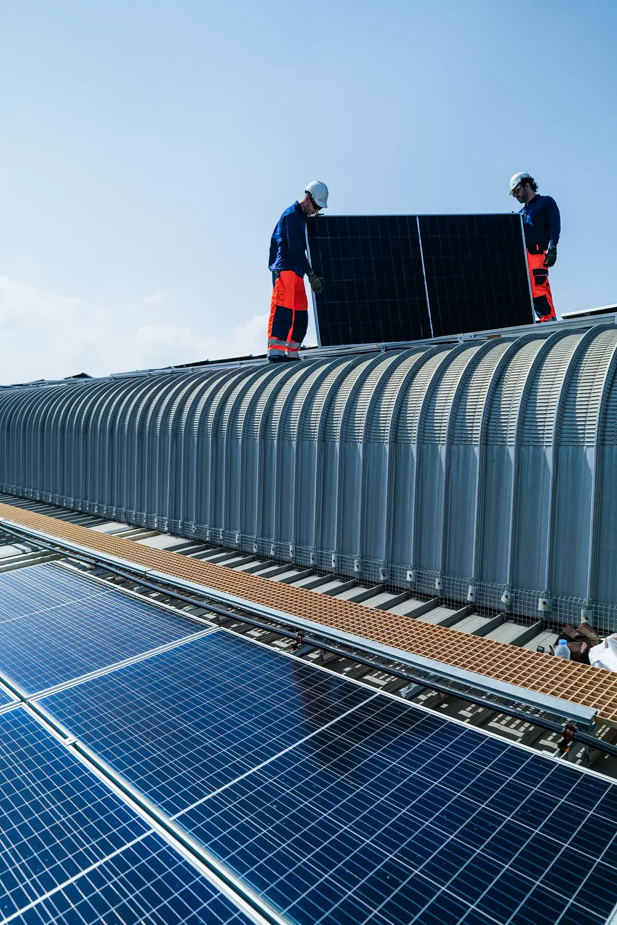 Instalación de placas solares en una vivienda de Linares que puede optar a subvención