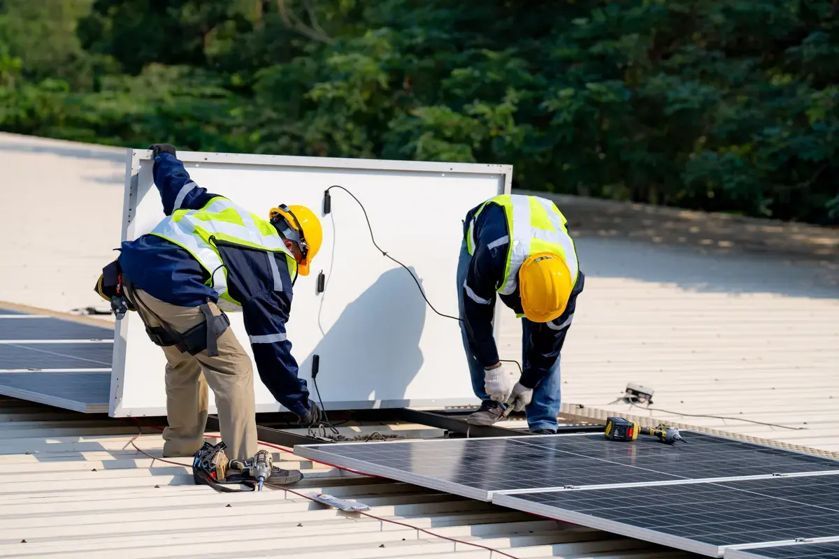 Técnico revisando una instalación de placas solares en un tejado en Linares