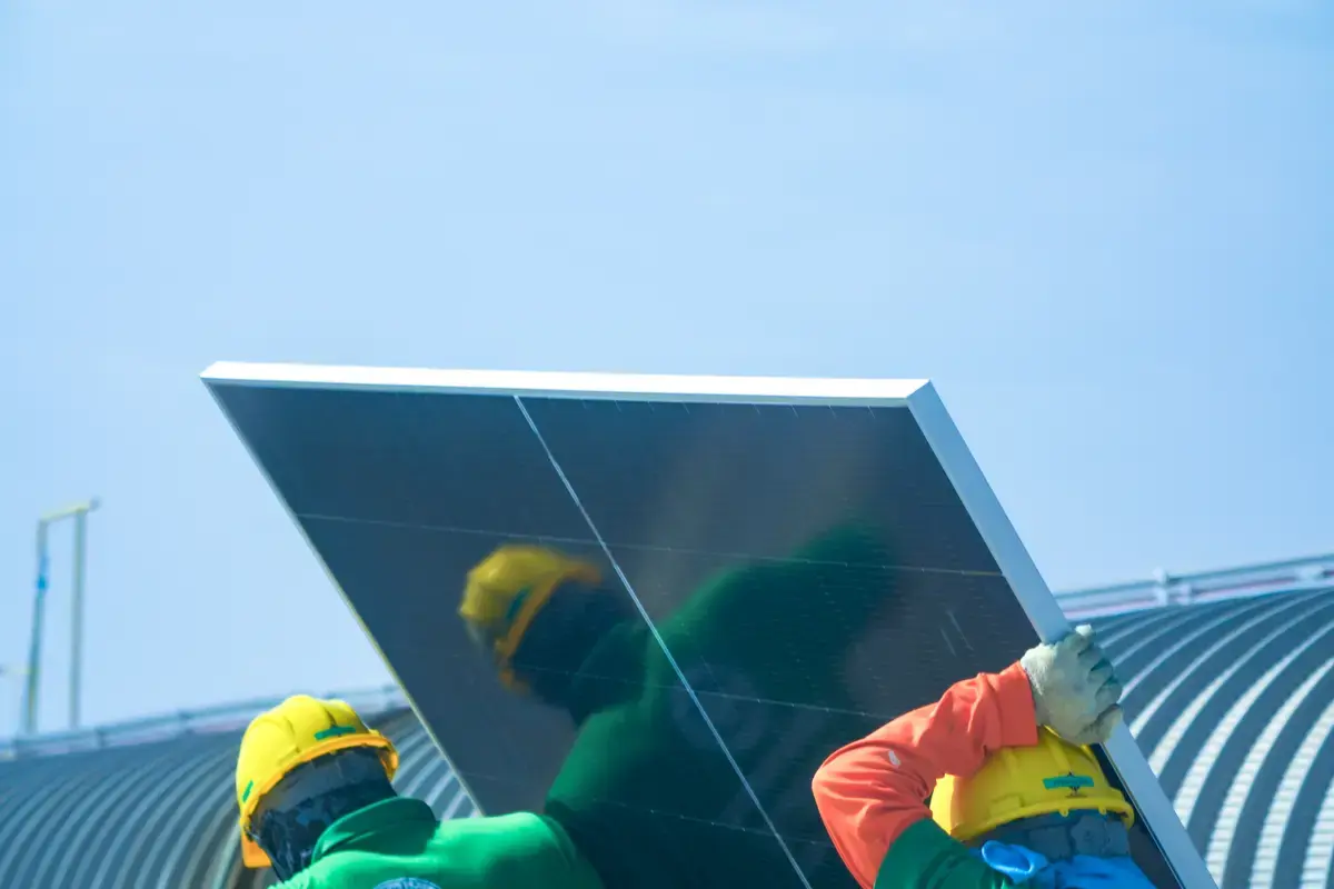 Instalación de placas solares en una nave industrial de un polígono de Linares