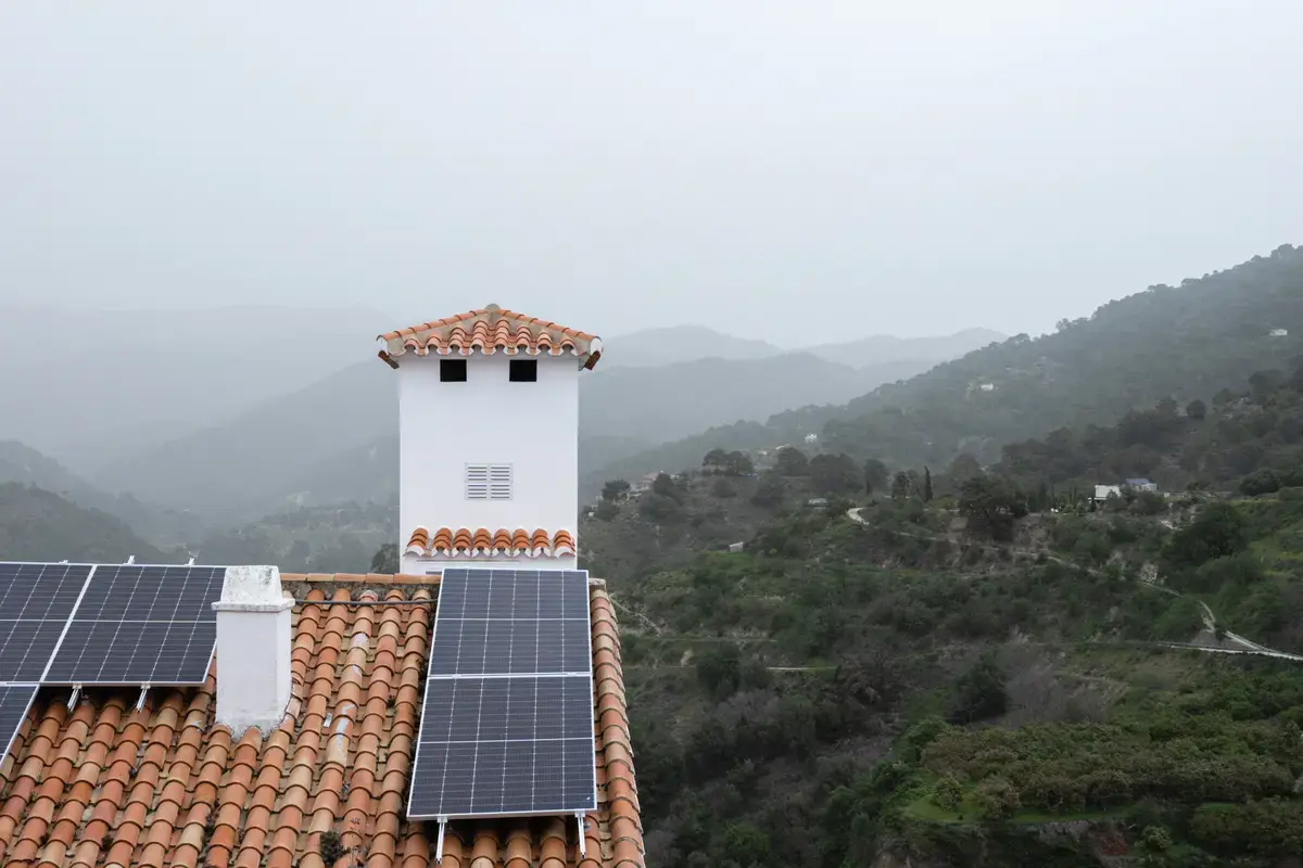 Placas solares en un entorno de la comarca de Linares, combinadas con climatización aerotérmica
